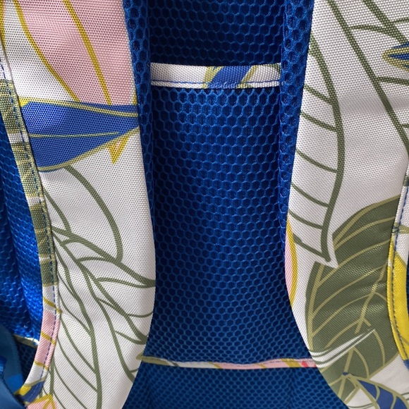 Vera Bradley reactive grand pack back in rain forest leaves - Picture 3 of 7